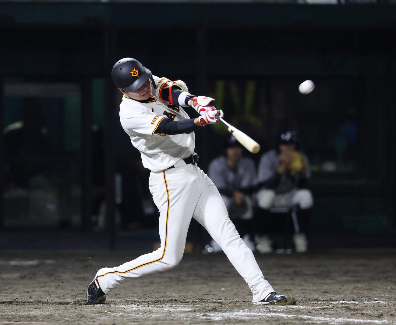巨人対広島　12回裏巨人1死一、二塁、逆転サヨナラ3点本塁打を放つ坂本勇人（撮影・増田悦実）