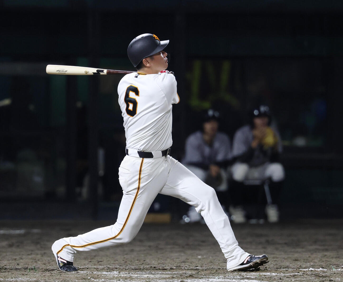巨人対広島　12回裏巨人1死一、二塁、逆転サヨナラ3点本塁打を放つ坂本勇人（撮影・増田悦実）