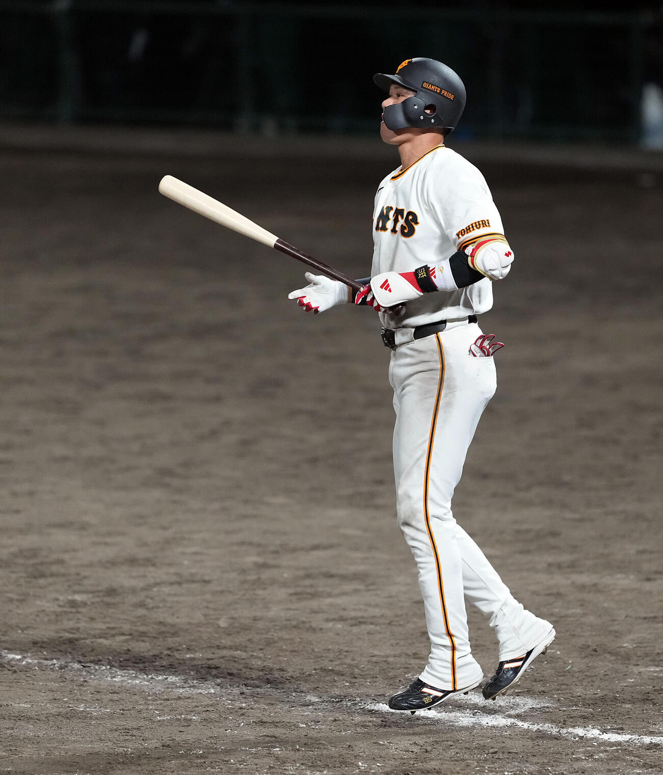 巨人対広島　12回裏巨人1死一、二塁サヨナラ3点本塁打を放つ坂本勇人。通算300号本塁打を達成（撮影・たえ見朱実）