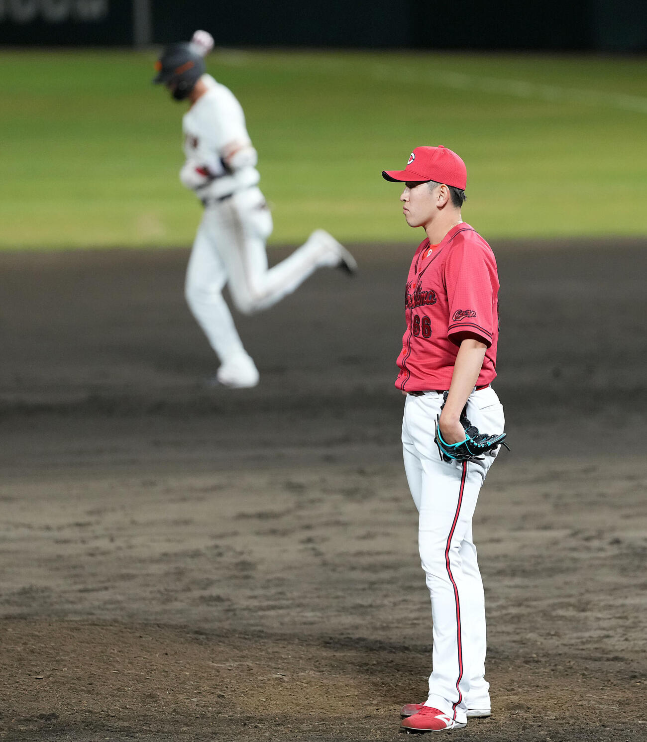 巨人対広島　12回裏巨人1死一、二塁、坂本勇人にサヨナラ3点本塁打を浴びる遠藤淳志（撮影・たえ見朱実）