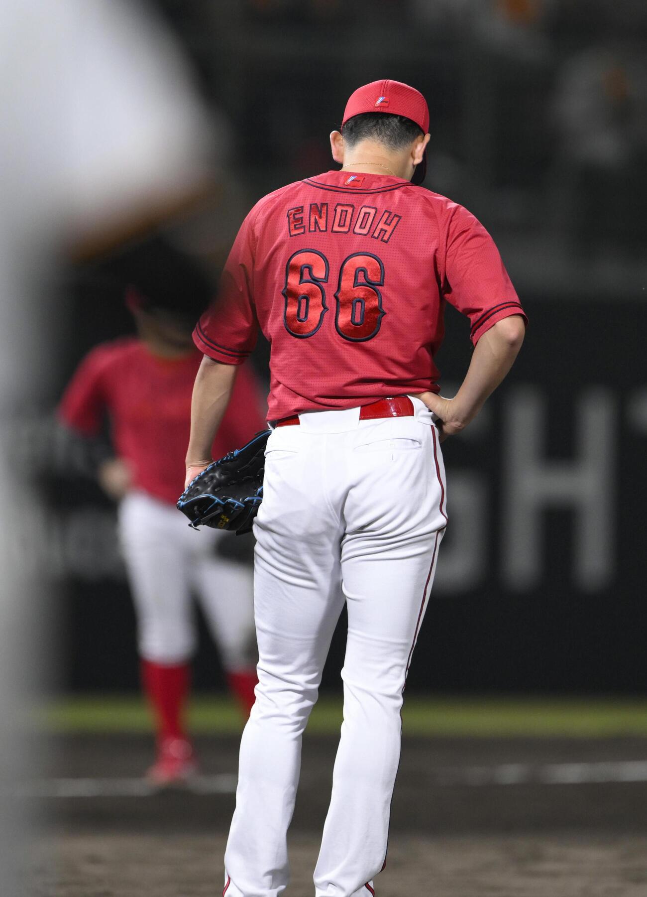 12回、巨人・坂本に逆転サヨナラ3ランを浴びた広島遠藤（共同）