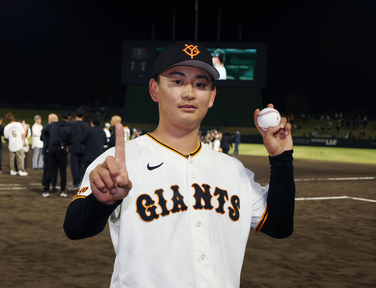 巨人対広島　プロ初勝利を挙げ、笑顔を見せる巨人宮原駿介（撮影・増田悦実）