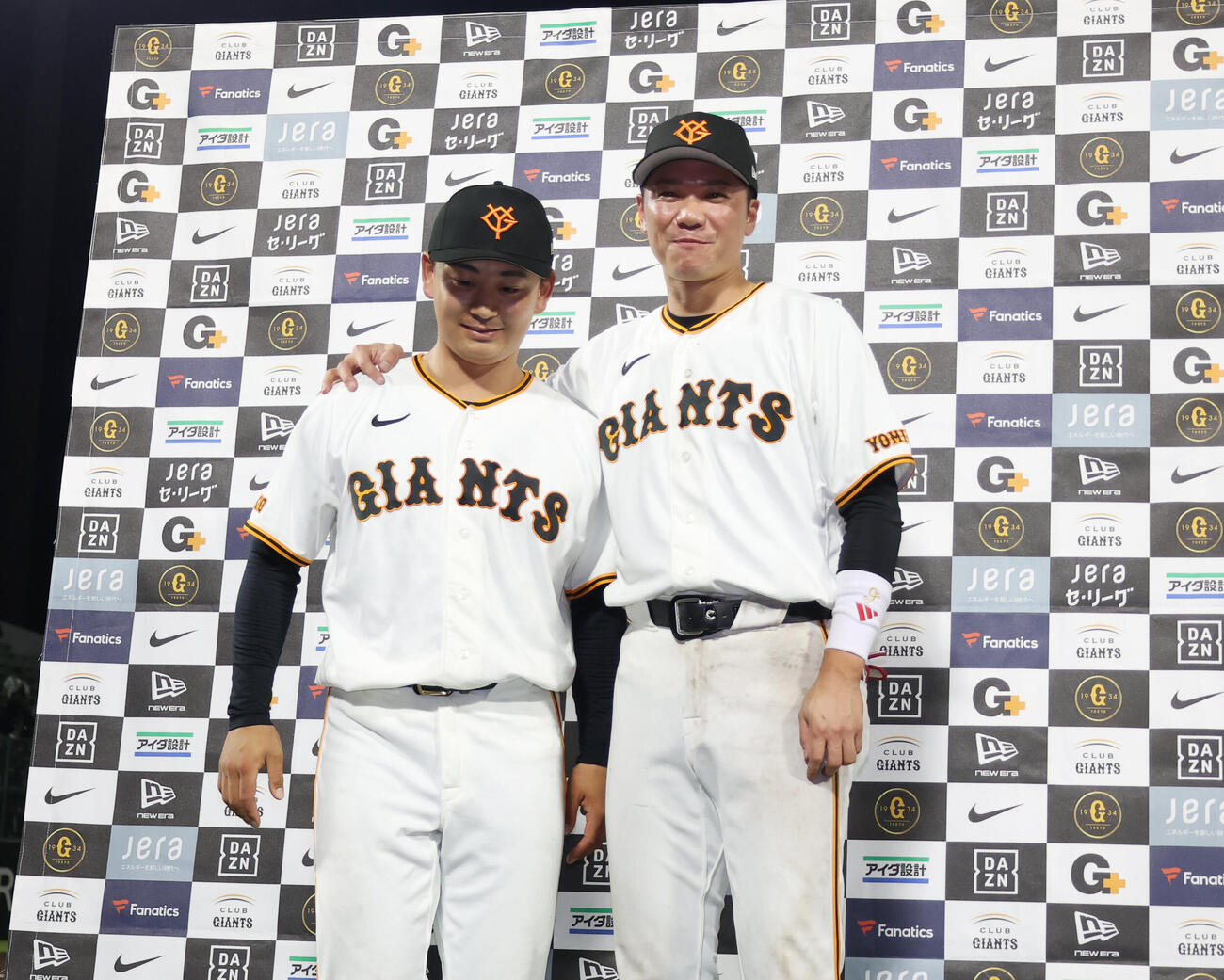巨人対広島　ヒーローとなり肩を組む巨人宮原駿介（左）と坂本勇人（撮影・増田悦実）