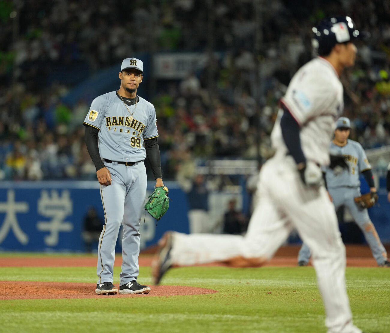 ヤクルト対阪神　8回裏ヤクルト1死満塁、古賀優大に押し出しの死球を与え、がっくりするダウリ・モレッタ（撮影・清水貴仁）