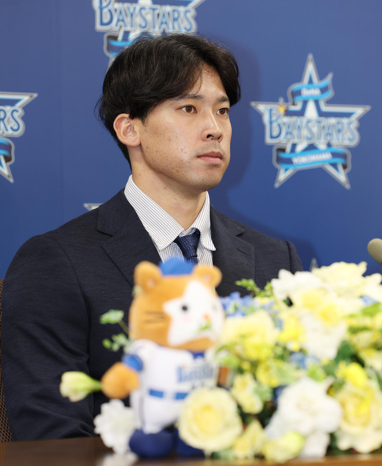 ソフトバンクからトレードでDeNAに入団し、会見を行う尾形崇斗（撮影・宮地輝）