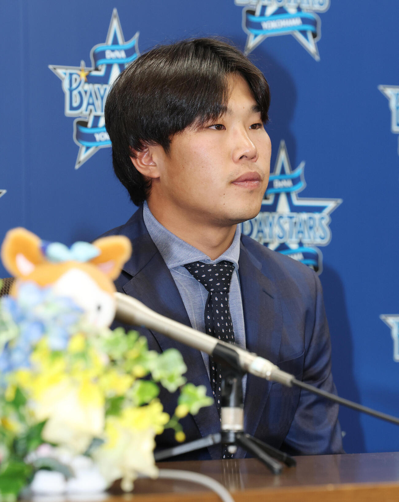 ソフトバンクからトレードでDeNAに入団し、会見を行う井上朋也（撮影・宮地輝）