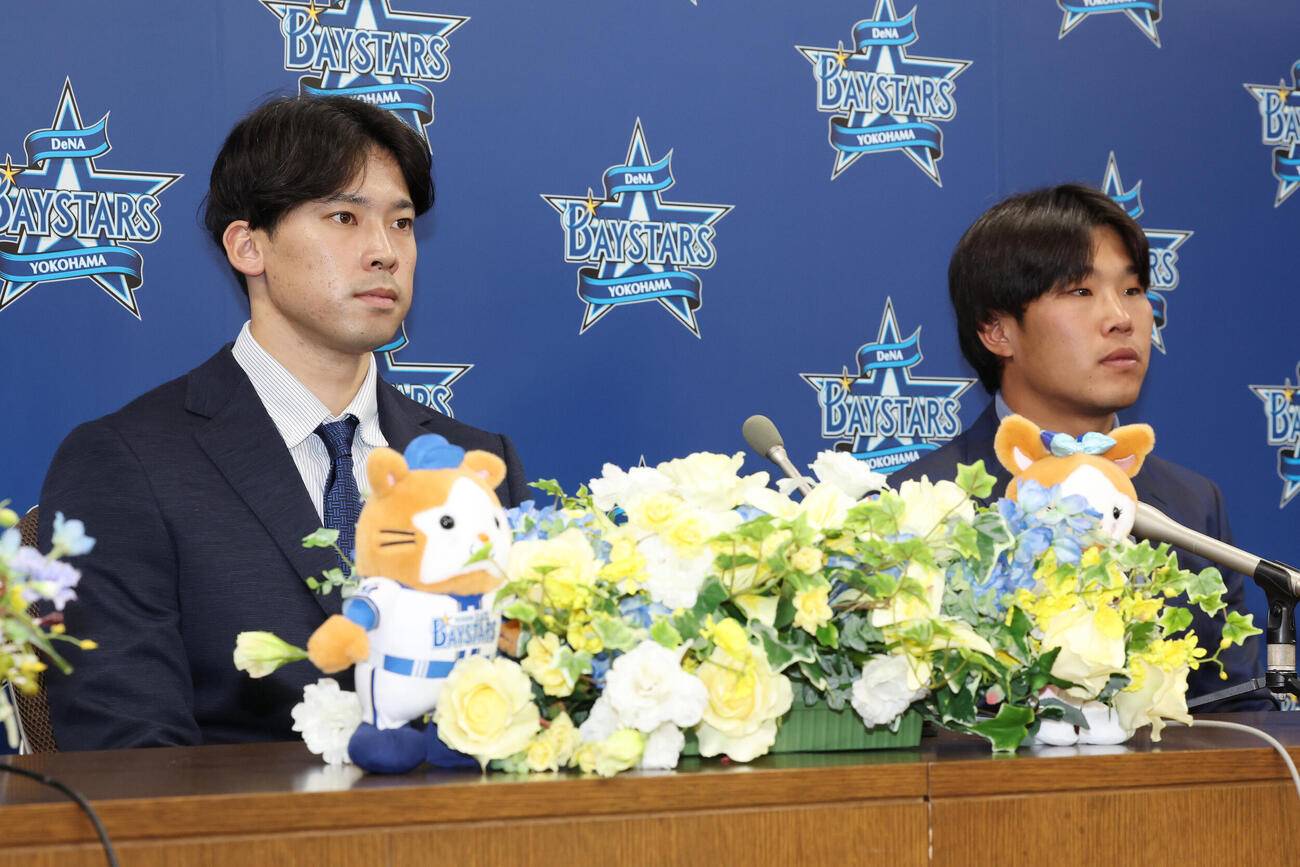 ソフトバンクからトレードでDeNAに入団し、会見を行う尾形崇斗（左）と井上朋也（撮影・宮地輝）