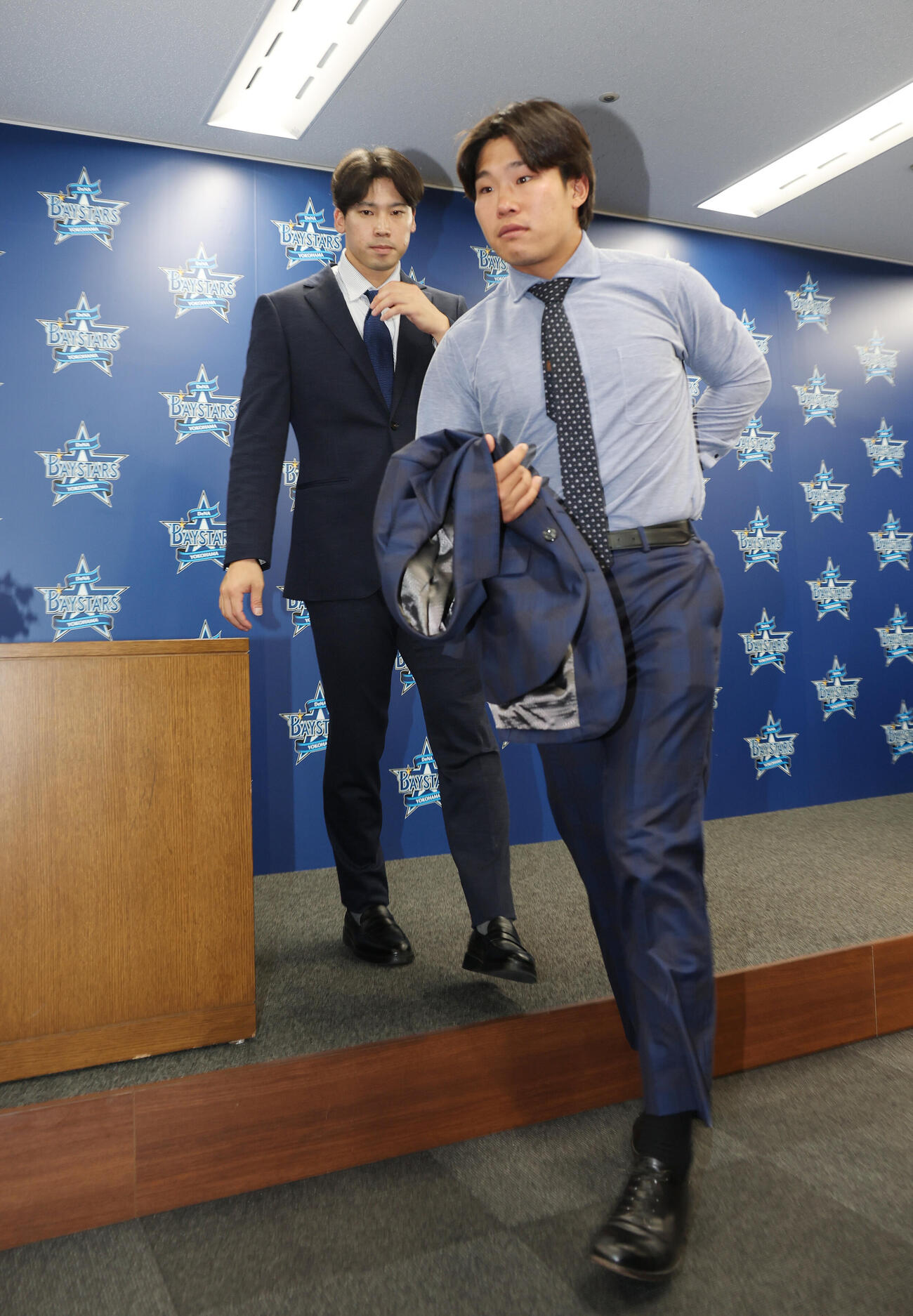 ソフトバンクからトレードでDeNAに入団し、会見を終えた尾形崇斗（左）と井上朋也（撮影・宮地輝）