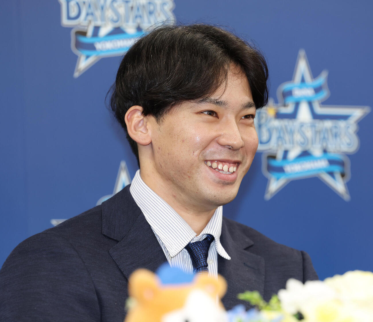 ソフトバンクからトレードでDeNAに入団し、会見で笑顔を見せる尾形崇斗（撮影・宮地輝）