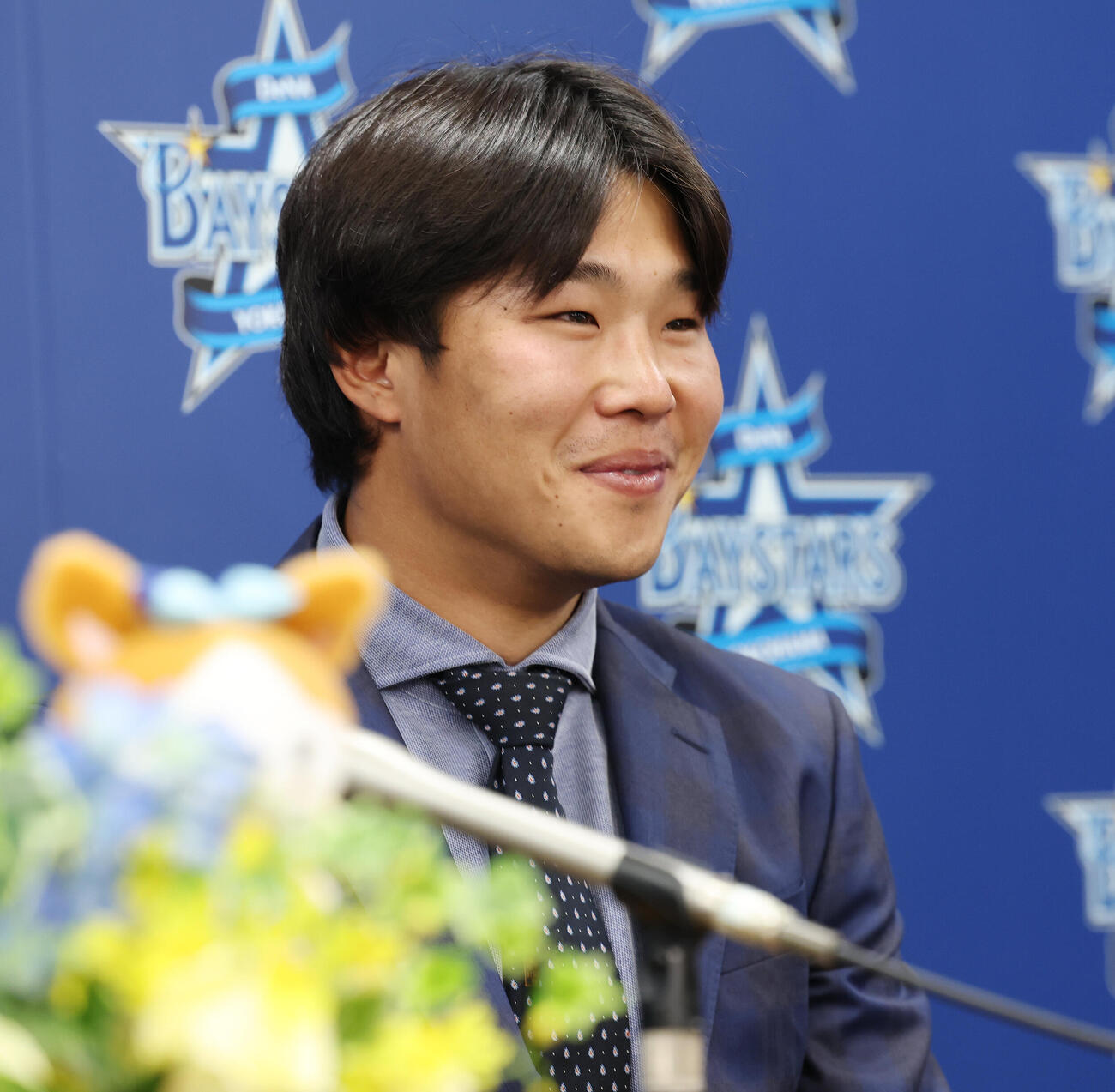 ソフトバンクからトレードでDeNAに入団し、会見で笑顔を見せる井上朋也（撮影・宮地輝）
