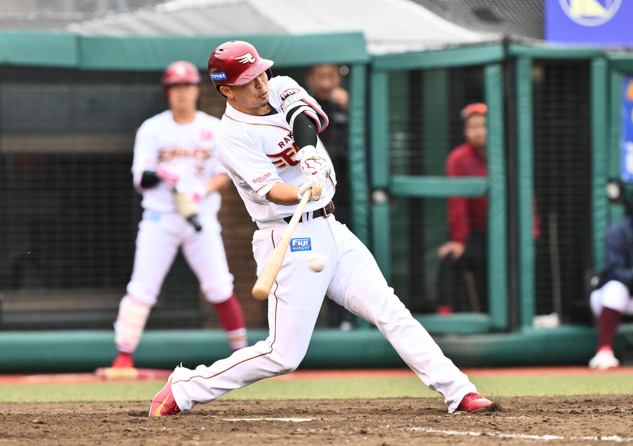 楽天対オリックス　5回裏楽天無死一塁、浅村栄斗は中前打を放つ（撮影・滝沢徹郎）　