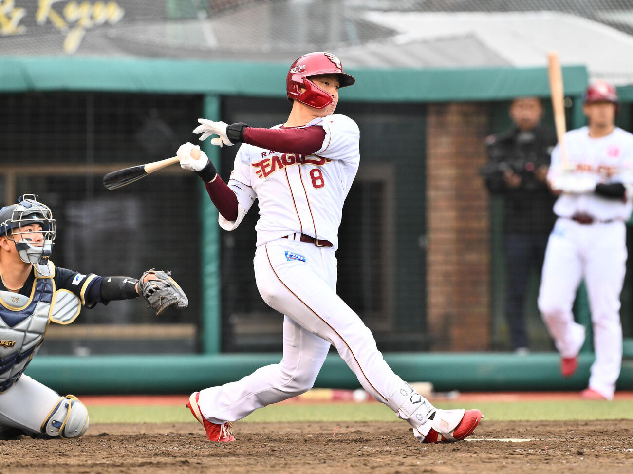 楽天対オリックス　5回裏楽天無死、辰己涼介は右前打を放つ（撮影・滝沢徹郎）　