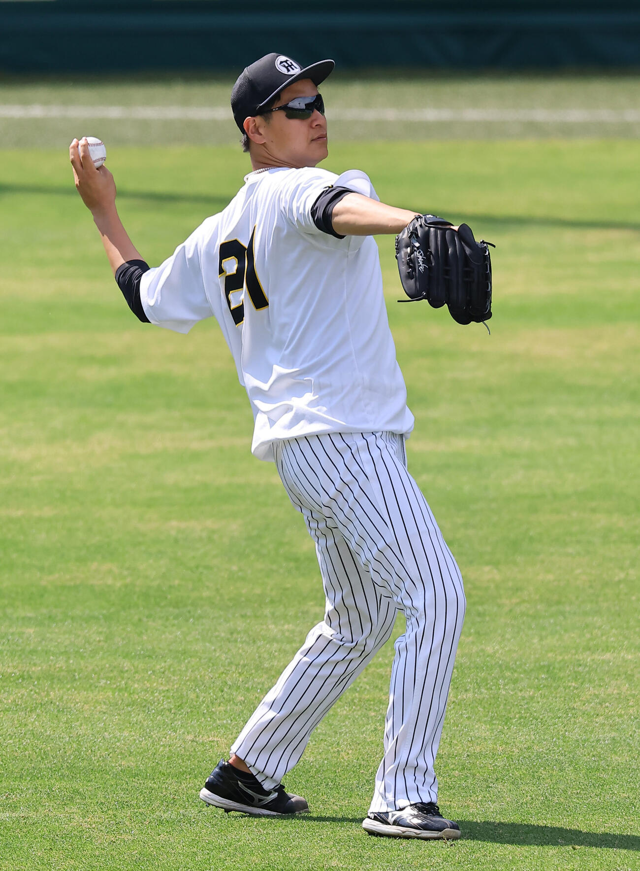 キャッチボールをする大竹耕太郎（撮影・上田博志）