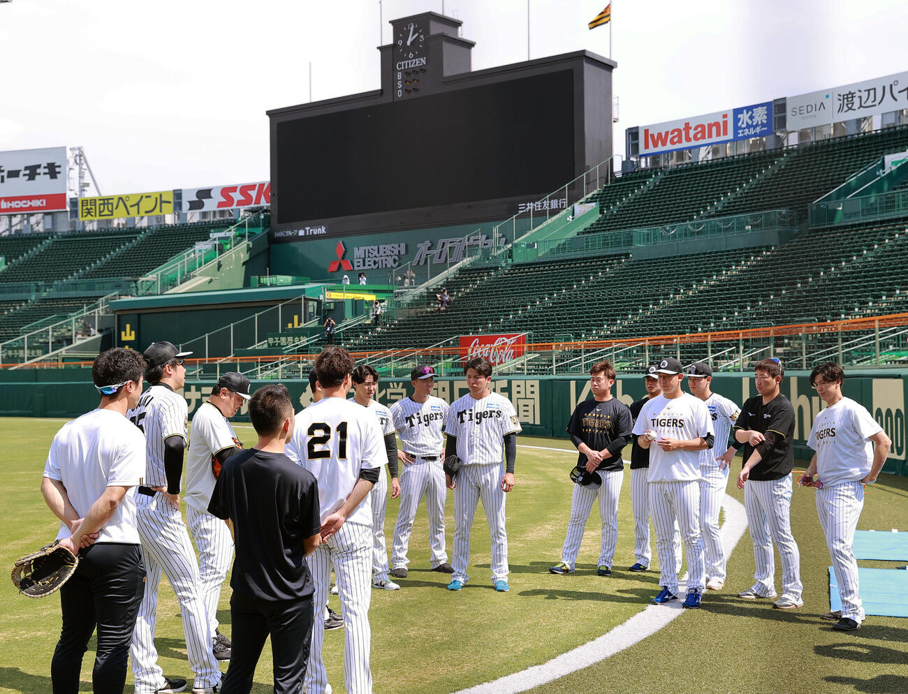 甲子園球場で円陣を組む阪神投手陣（撮影・上山淳一）