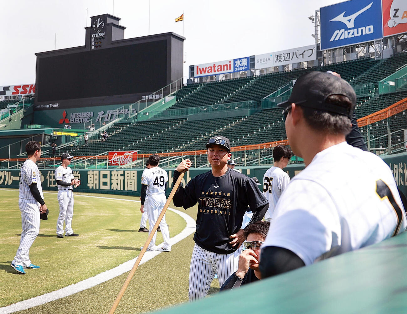 甲子園球場で阪神森下翔太（手前）と話す村上頌樹（撮影・上山淳一）
