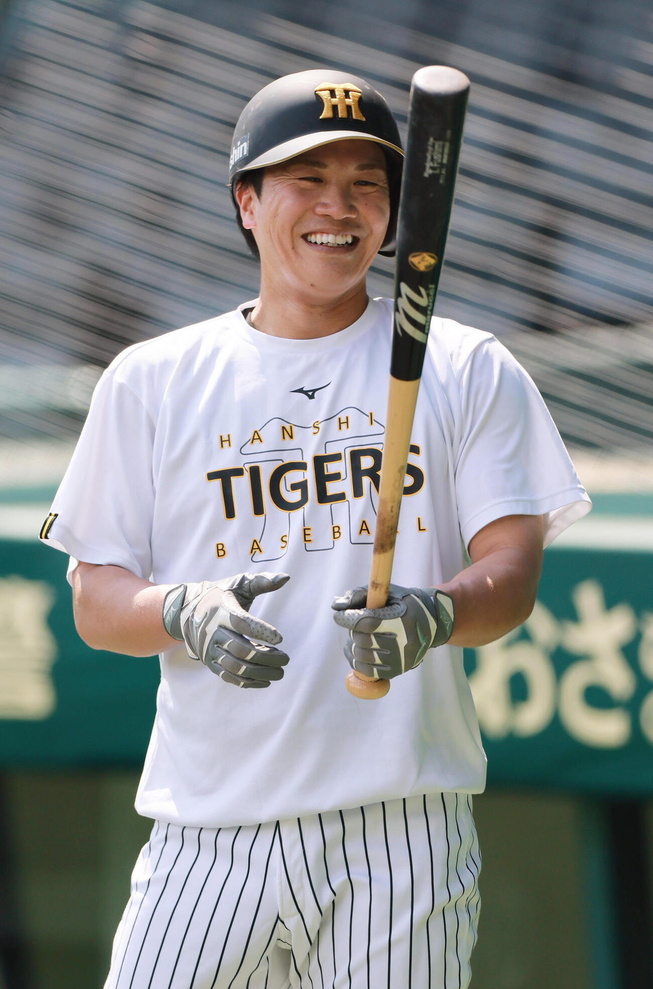 甲子園球場でリラックスした表情を見せる阪神伏見寅威（撮影・上山淳一）