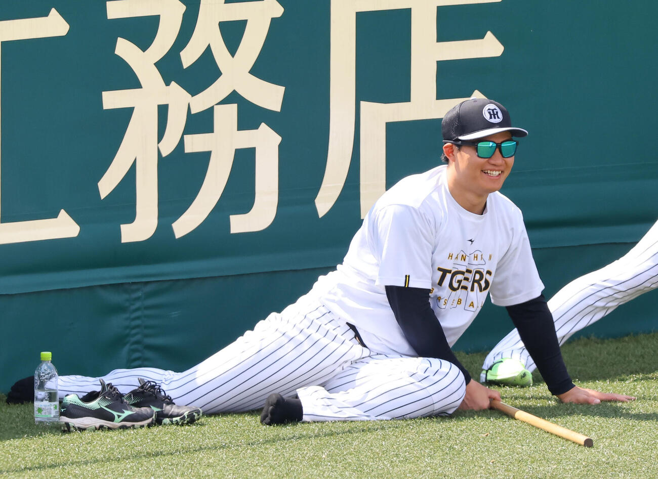 笑顔を見せる森下翔太（撮影・上田博志）