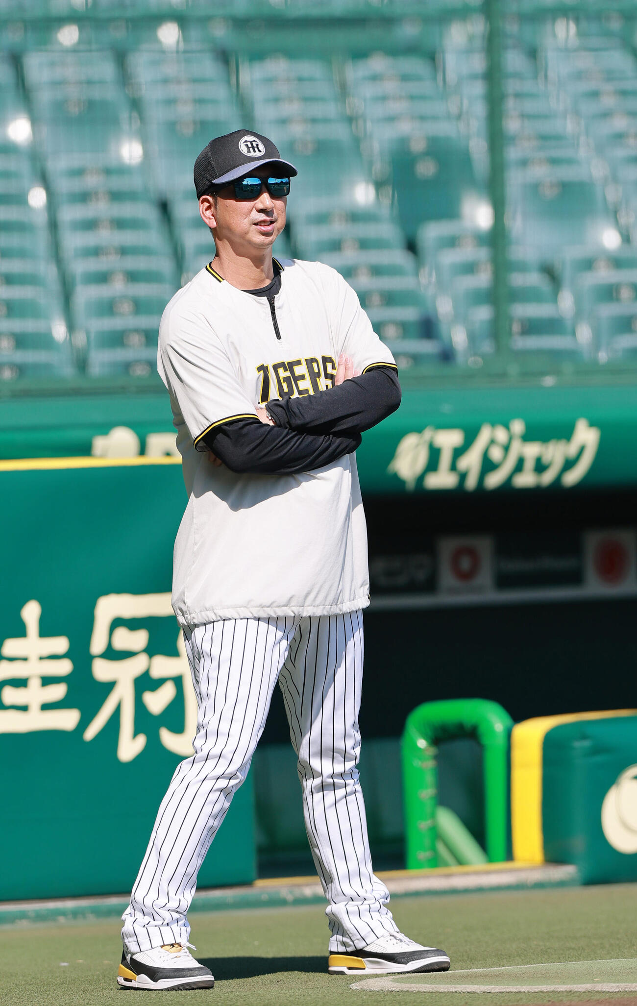 甲子園球場で練習を見守る阪神藤川球児監督（撮影・上山淳一）