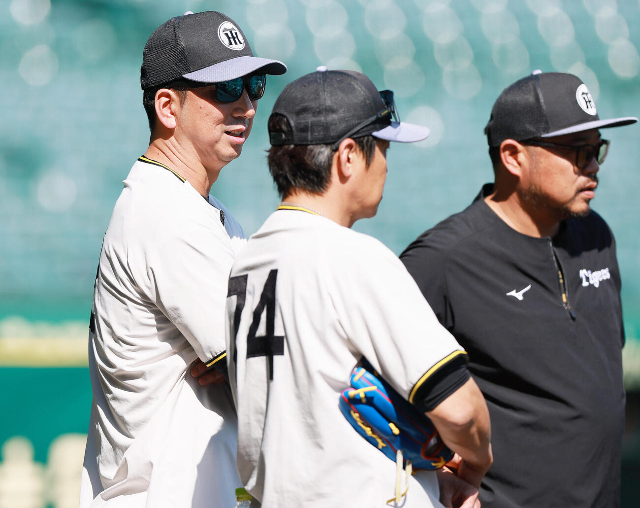 甲子園練習で阪神藤川球児監督（左）は藤本敦士総合コーチと話す。右は小谷野栄一打撃チーフコーチ（撮影・上山淳一）
