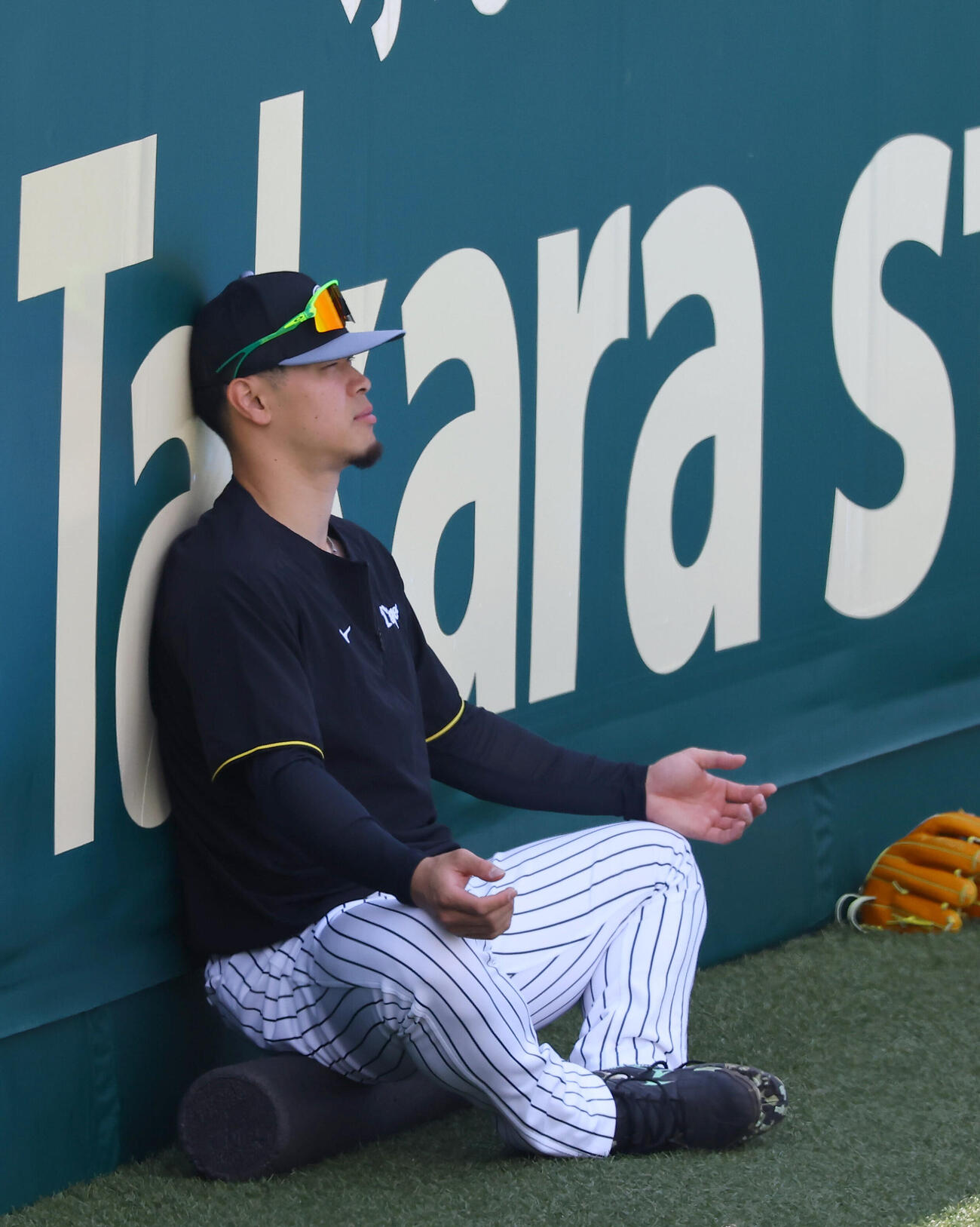 外野で瞑想する佐藤輝明（撮影・上田博志）