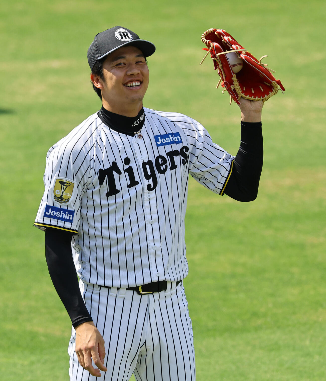 笑顔を見せる才木浩人（撮影・上田博志）