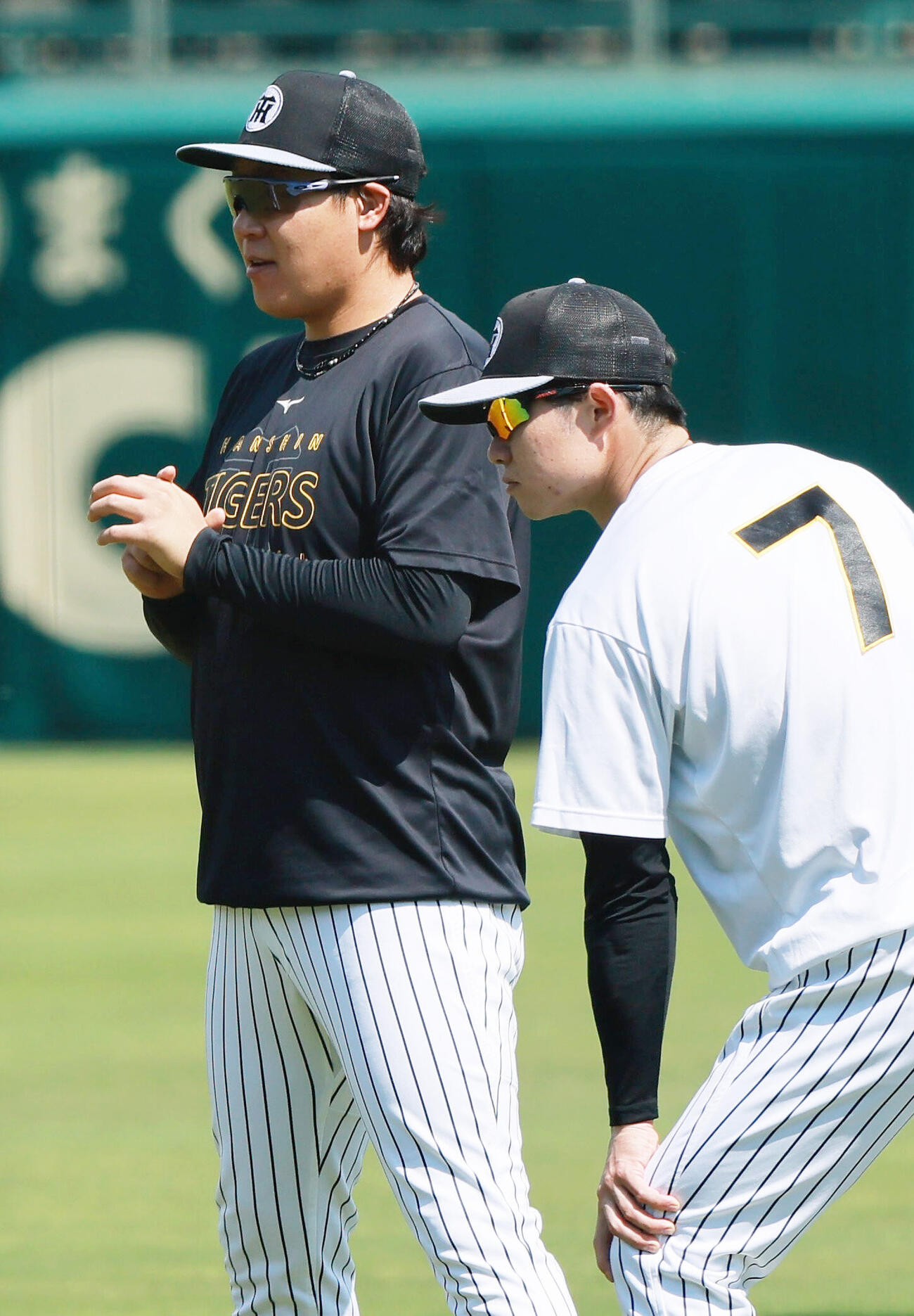 甲子園練習で話す阪神大山悠輔（左）と中野拓夢（撮影・上山淳一）