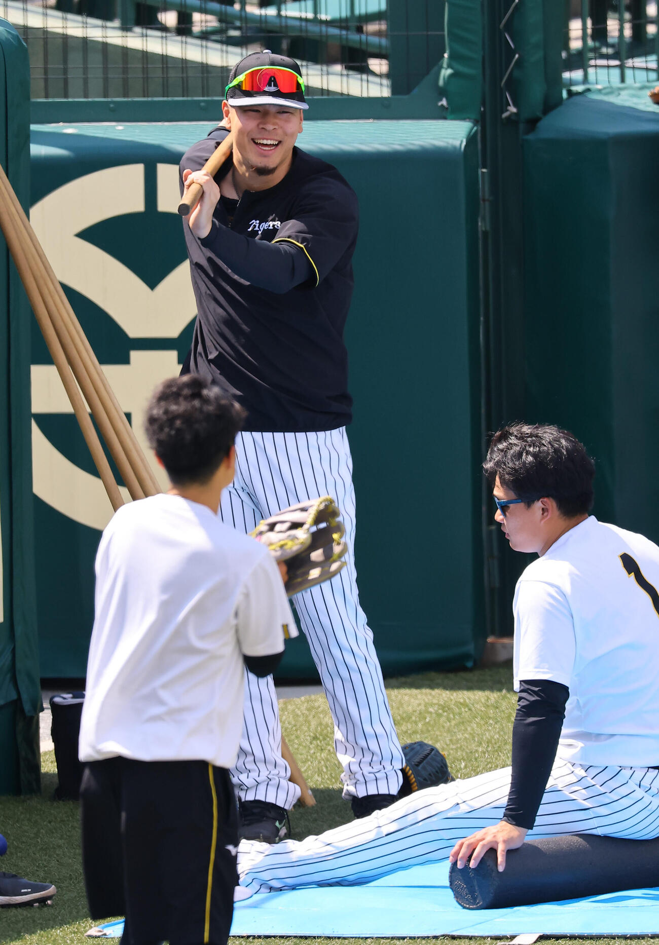 森下翔太（右）らと笑顔を見せる佐藤輝明（撮影・上田博志）