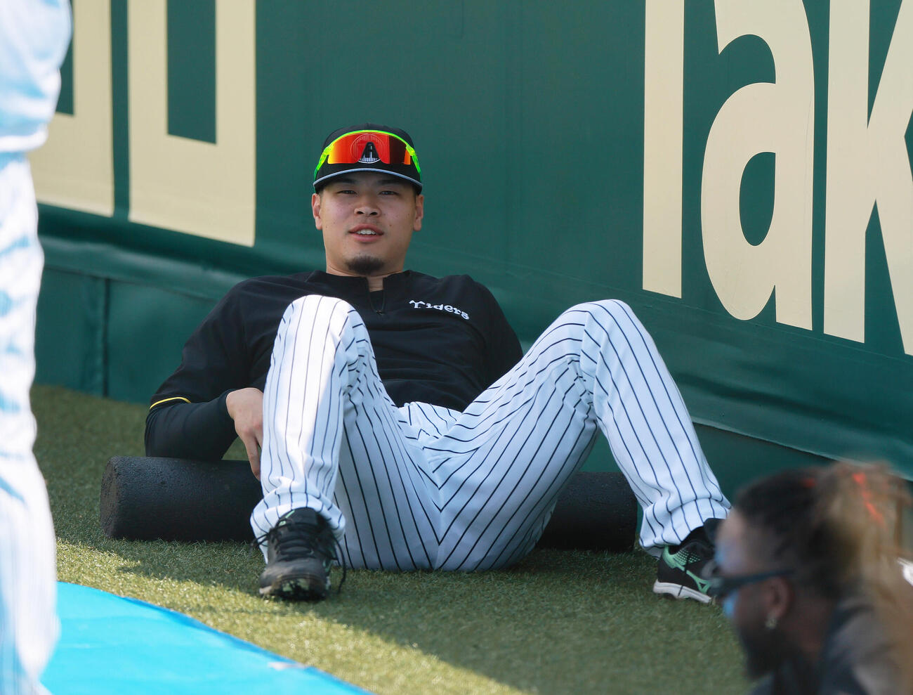 甲子園球場でリラックスした表情を見せる阪神佐藤輝明（撮影・上山淳一）