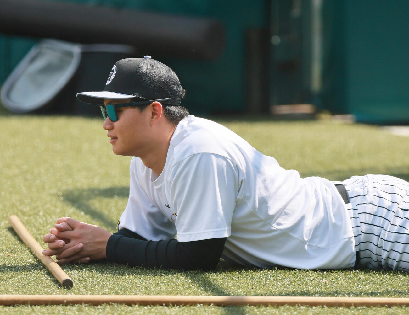 甲子園球場で寝そべる阪神森下翔太（撮影・上山淳一）