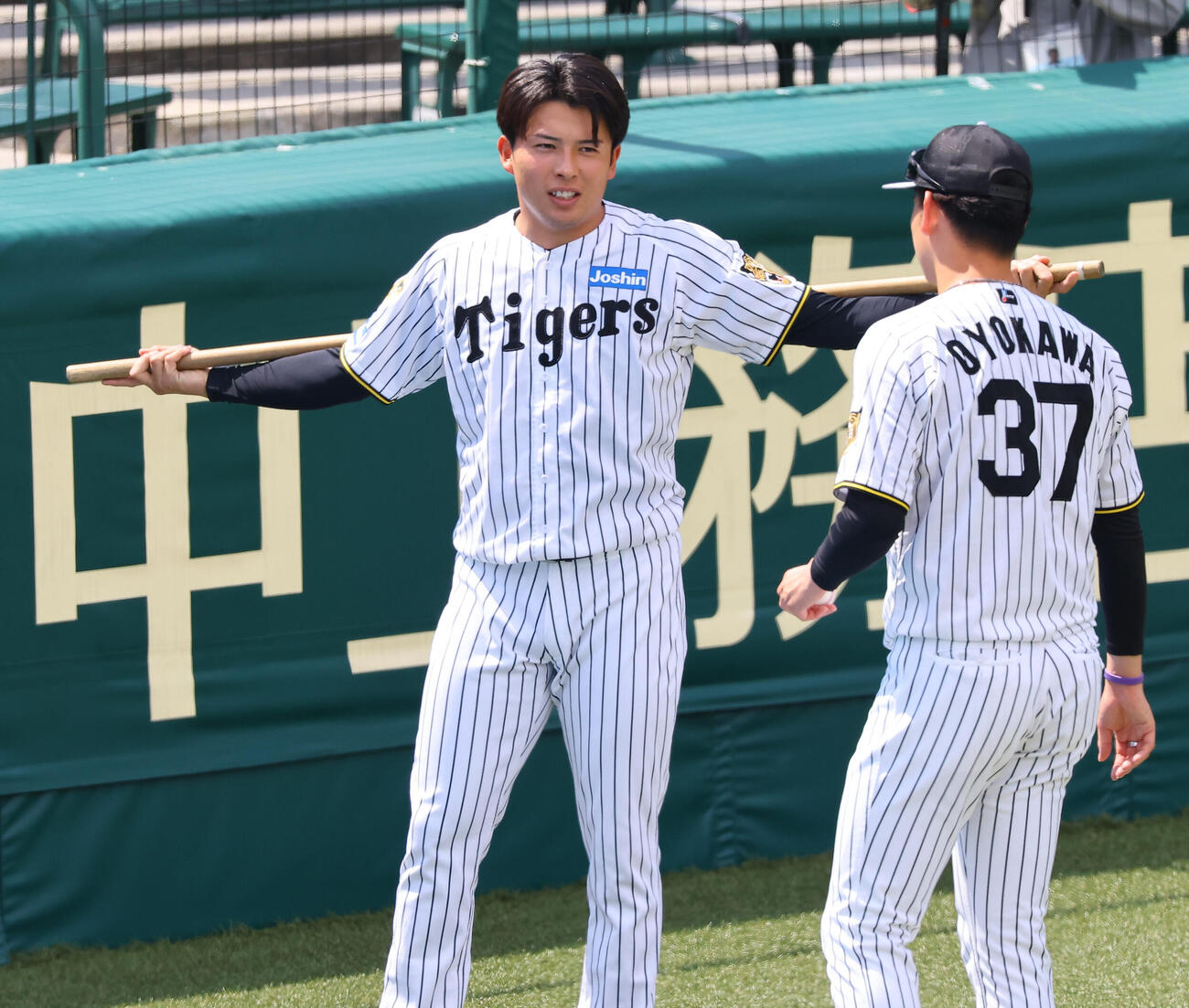 及川雅貴（右）と言葉を交わす阪神椎葉剛（撮影・上田博志）