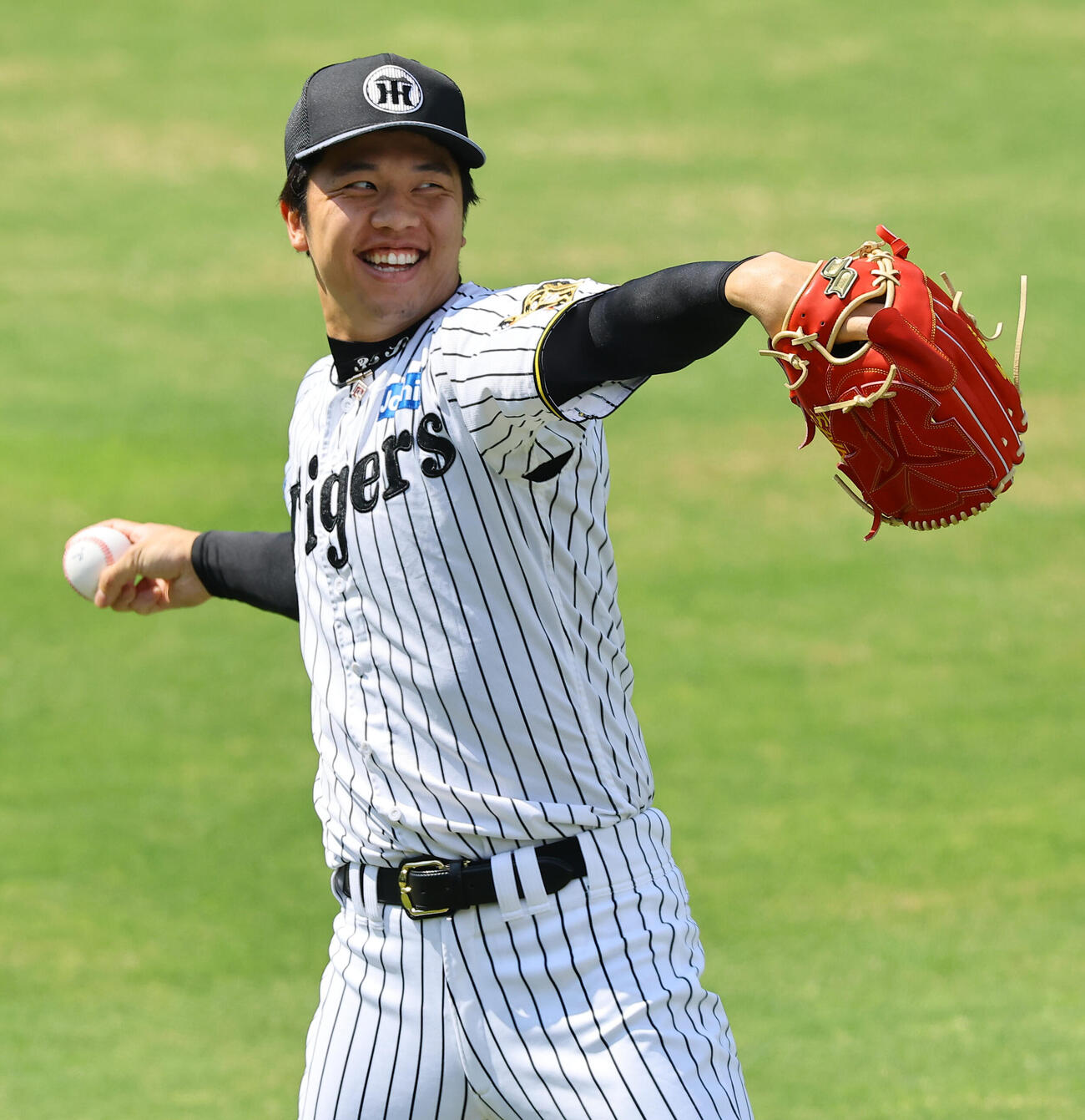 笑顔を見せながらキャッチボールをする才木浩人（撮影・上田博志）