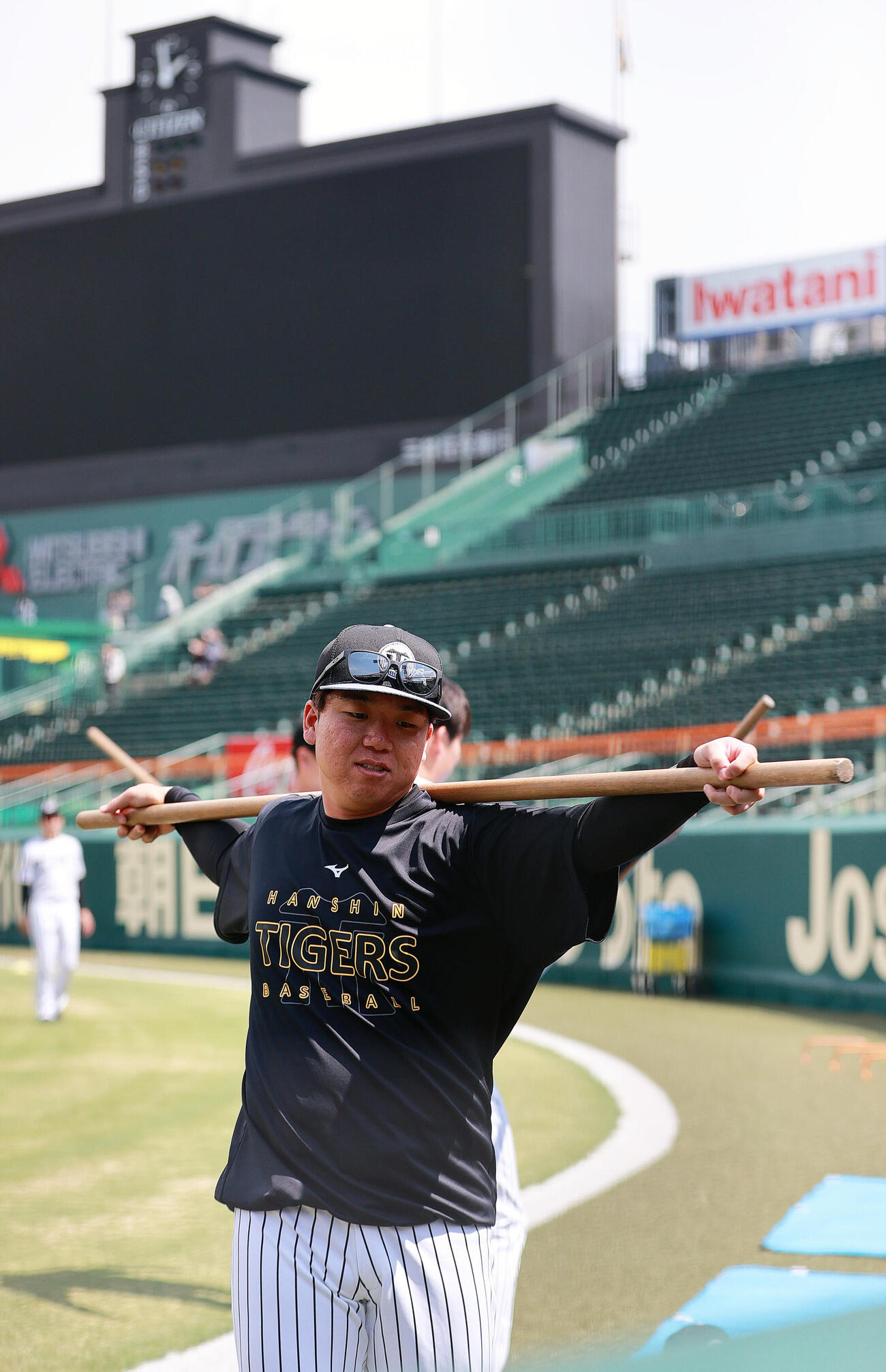 甲子園球場で体を動かす阪神村上頌樹（撮影・上山淳一）