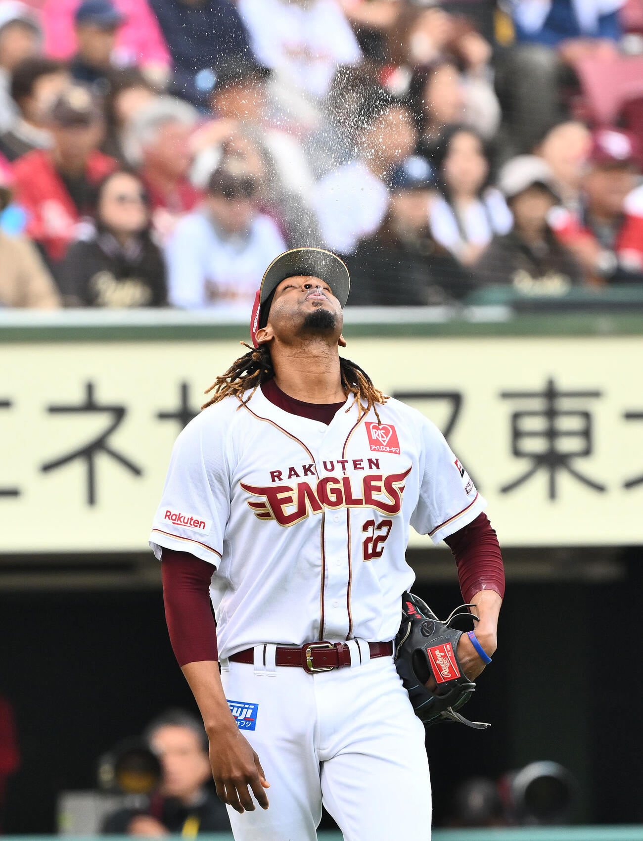 楽天対オリックス　楽天先発のホセ・ウレーニャは水を吹きながらマウンドへ向かう（撮影・滝沢徹郎）　