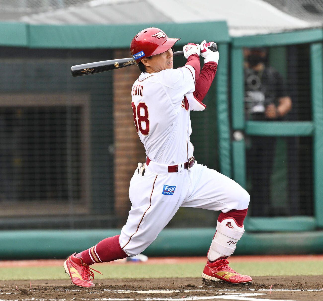 楽天対オリックス　1回裏楽天無死、佐藤直樹は二塁打を放つ（撮影・滝沢徹郎）　