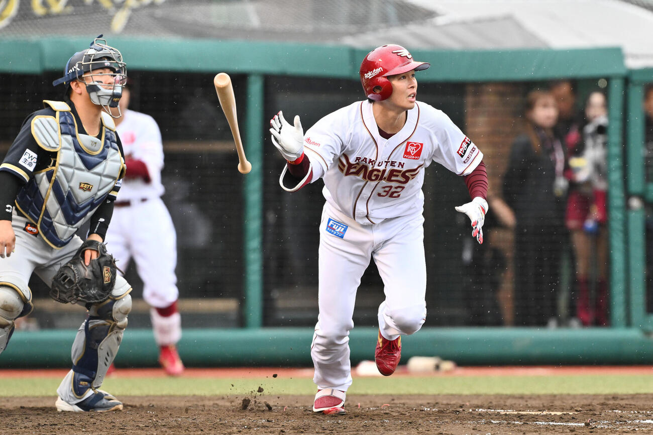 楽天対オリックス　2回裏楽天1死一塁、中島大輔は二塁打を放つ（撮影・滝沢徹郎）　