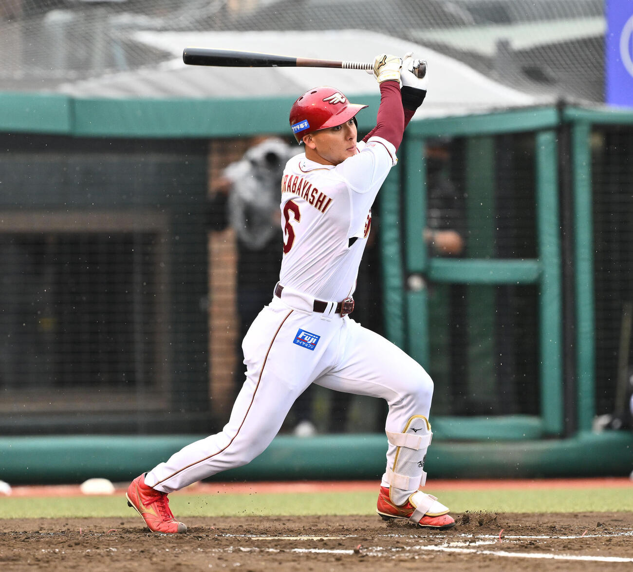 楽天対オリックス　2回裏楽天1死、村林一輝は右前打を放つ（撮影・滝沢徹郎）　
