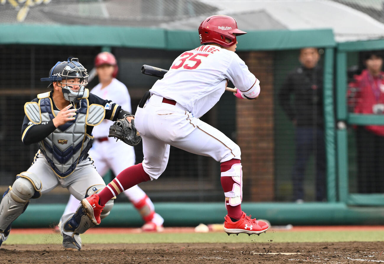 楽天対オリックス　3回裏楽天無死一、二塁、渡辺佳明は犠打を決める（撮影・滝沢徹郎）　