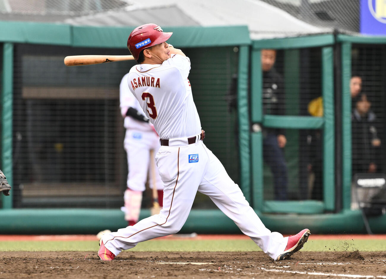 楽天対オリックス　3回裏楽天無死一塁、浅村栄斗は中前打を放つ（撮影・滝沢徹郎）　