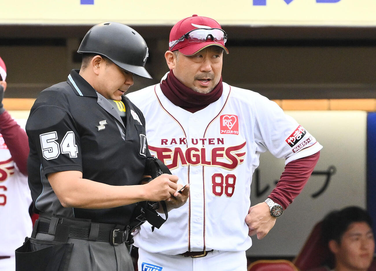 楽天対オリックス　交代を告げる楽天三木肇監督（右）（撮影・滝沢徹郎）　