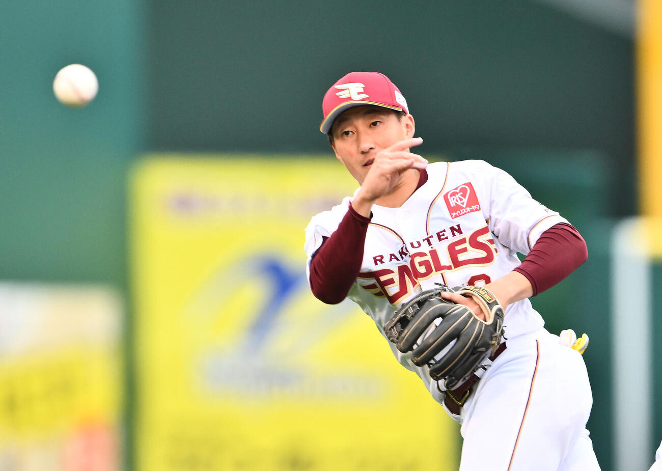 楽天対オリックス　8回表オリックス1死、西川龍馬の二ゴロを処理する小深田大翔（撮影・滝沢徹郎）　