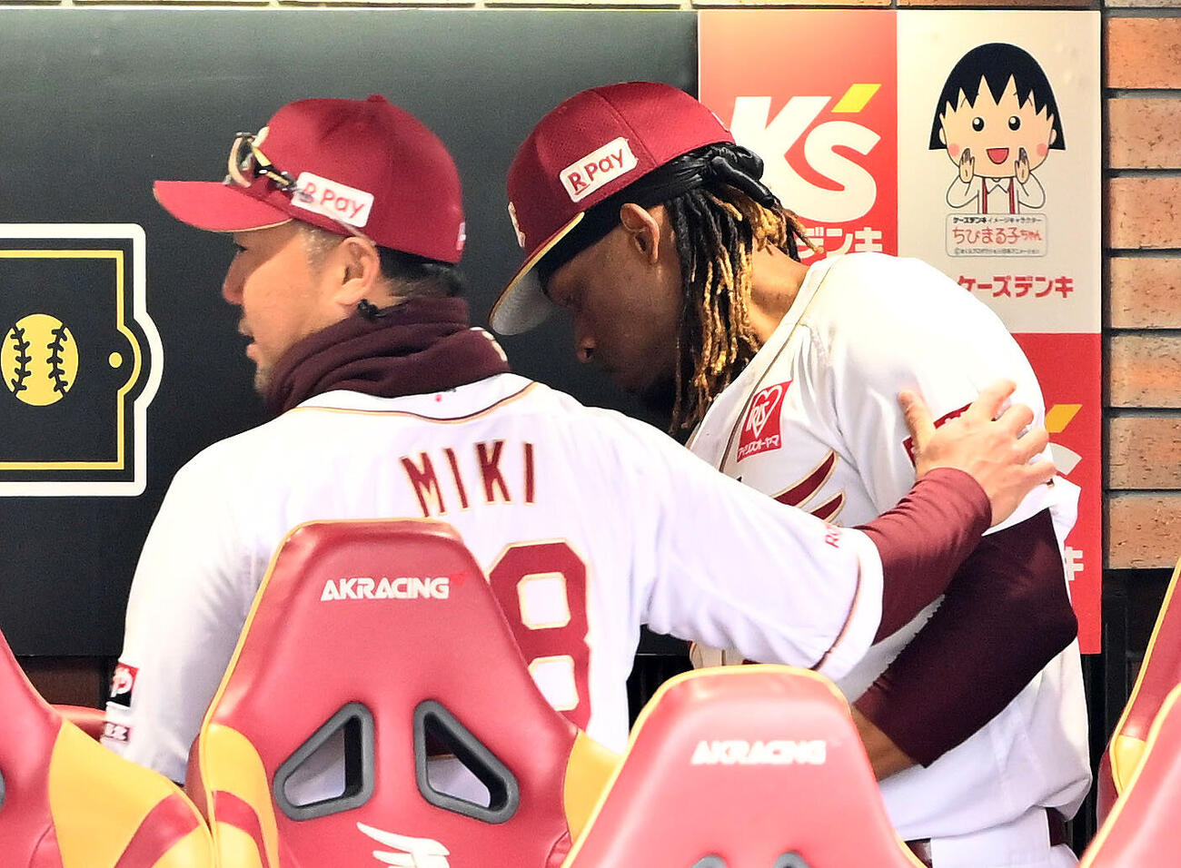 楽天対オリックス　7回表、交代した楽天先発のホセ・ウレーニャ（右）をねぎらう三木肇監督（撮影・滝沢徹郎）　