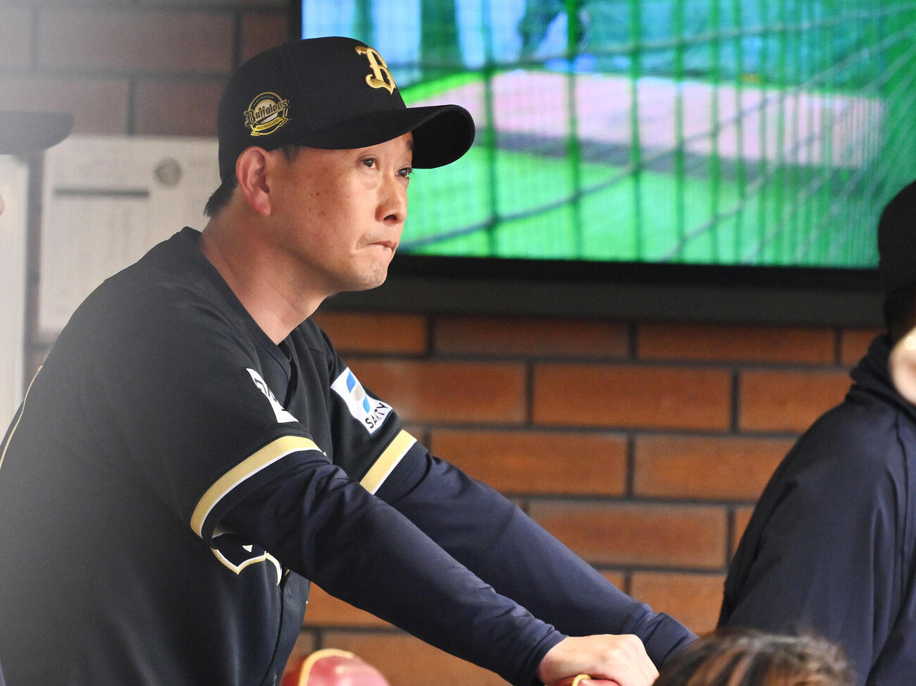 楽天対オリックス　9回表、ベンチで浮かない表情のオリックス岸田護監督（撮影・滝沢徹郎）　