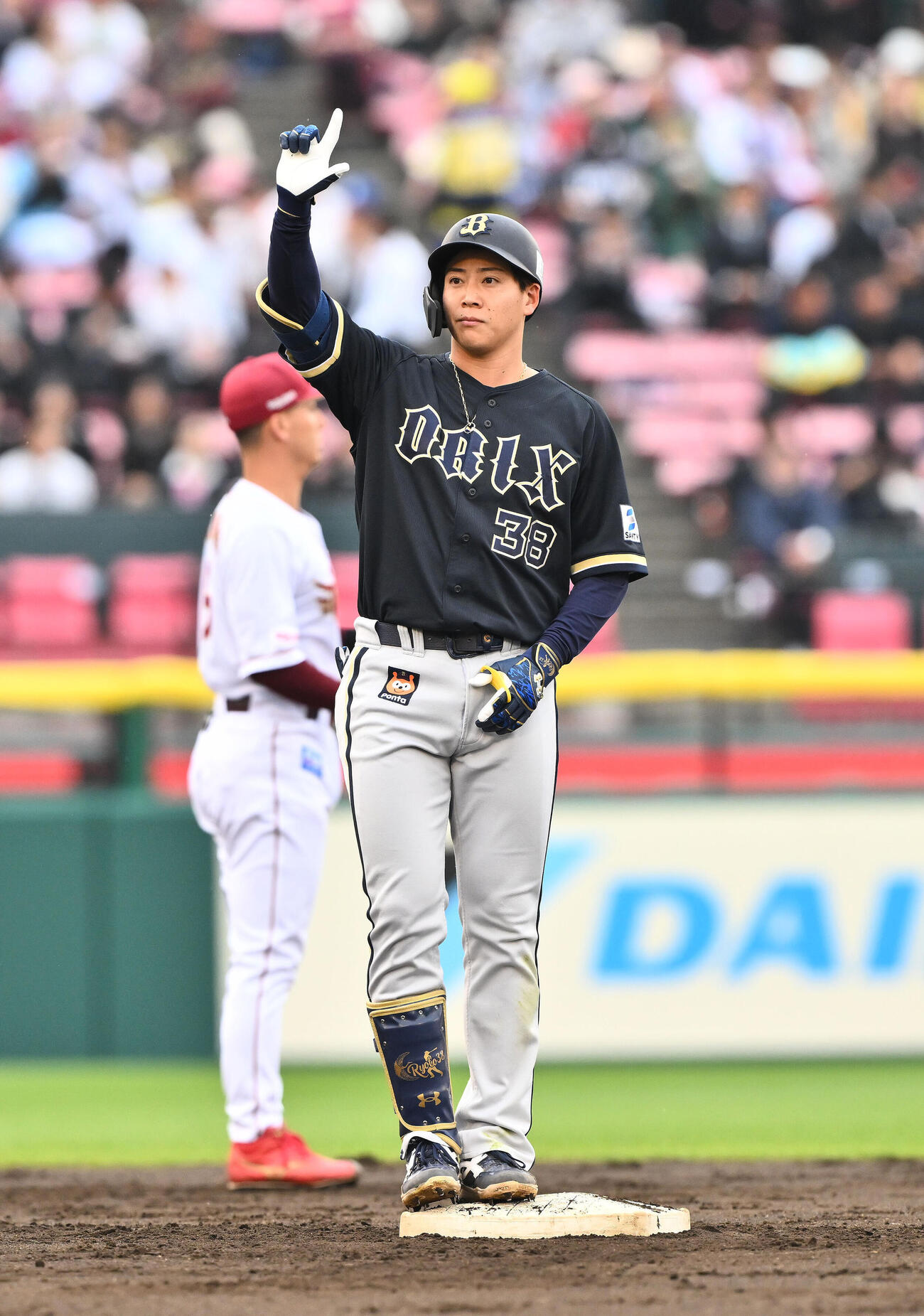 楽天対オリックス　2回表オリックス2死、来田涼斗は二塁打を放ちポーズを決める（撮影・滝沢徹郎）　