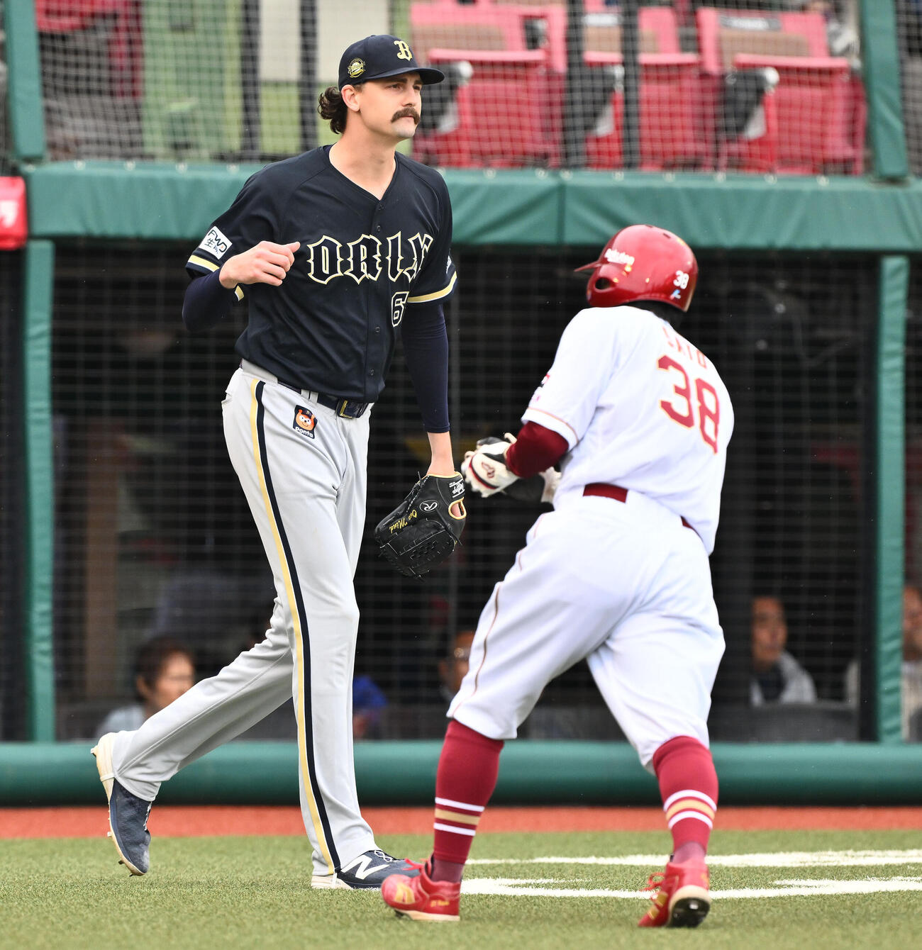 楽天対オリックス　1回裏楽天無死一、三塁、辰己涼介の犠飛で先制を許すショーン・ジェリー（左）（撮影・滝沢徹郎）　