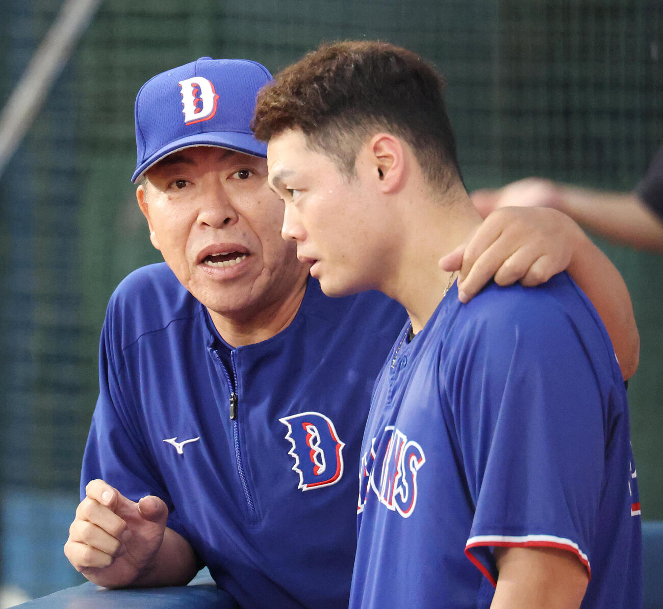 DeNA対中日　試合前、中日細川成也（右）と言葉を交わす井上一樹監督（撮影・宮地輝）