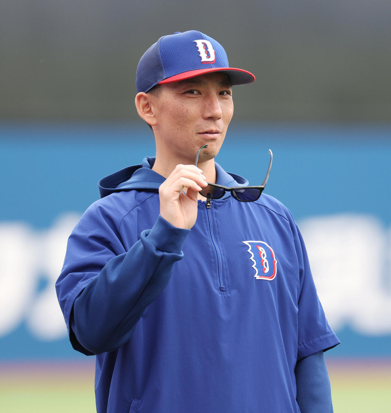DeNA対中日　試合前練習を見守る中日嶋基宏ヘッドコーチ（撮影・宮地輝）