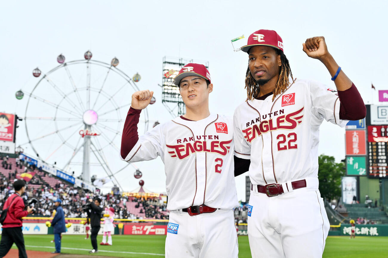 楽天対オリックス　ヒーローインタビューを終えポーズを決める楽天太田光（左）とホセ・ウレーニャ（撮影・滝沢徹郎）　