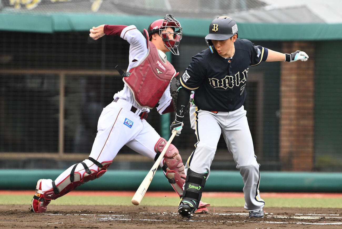 楽天対オリックス　1回表オリックス1死一塁、渡部遼人の二塁盗塁を阻止する太田光（左）。打者西川龍馬（撮影・滝沢徹郎）　