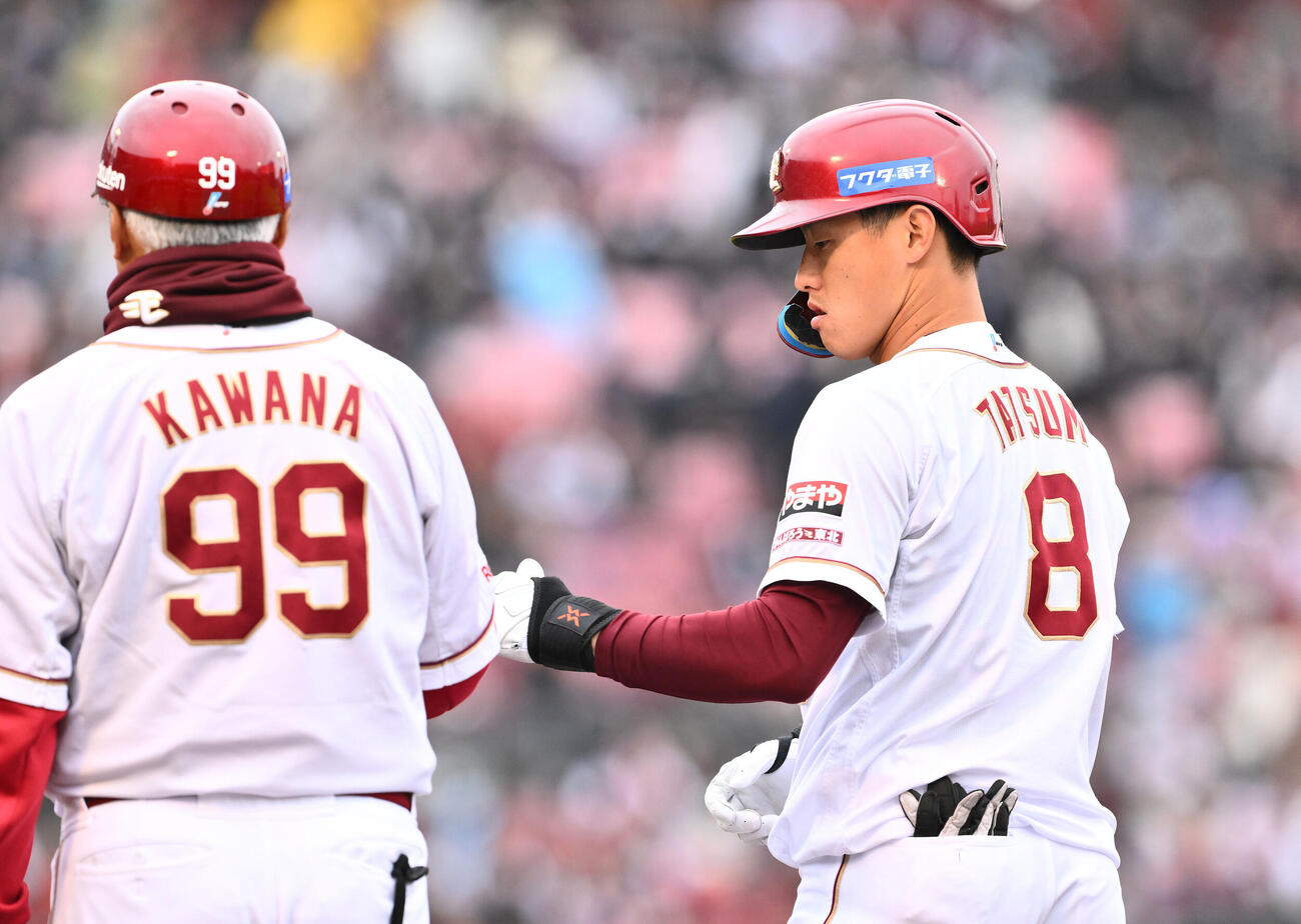 楽天対オリックス　5回裏楽天無死、右前打を放った辰己涼介（右）（撮影・滝沢徹郎）　