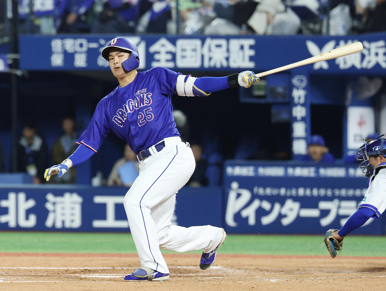 DeNA対中日　4回表中日1死満塁、空振り三振に倒れる石川昂弥（撮影・宮地輝）